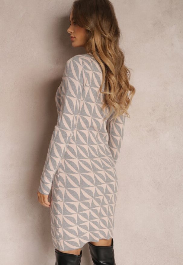 Renee - Jasnoróżowa Sukienka Dzianinowa w Geometryczny Wzór Chlaria. Kolor: różowy. Materiał: dzianina. Wzór: geometria. Typ sukienki: dopasowane. Styl: elegancki. Długość: mini