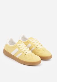 Renee - Żółte Sneakersy Typu Tenisówki Ozdobione Paskami po Bokach Fefia. Okazja: na co dzień. Zapięcie: pasek. Kolor: żółty. Materiał: jeans. Wzór: aplikacja. Sezon: wiosna #4