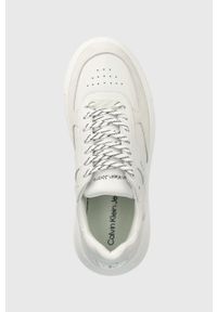Calvin Klein Jeans sneakersy kolor biały. Nosek buta: okrągły. Zapięcie: sznurówki. Kolor: biały