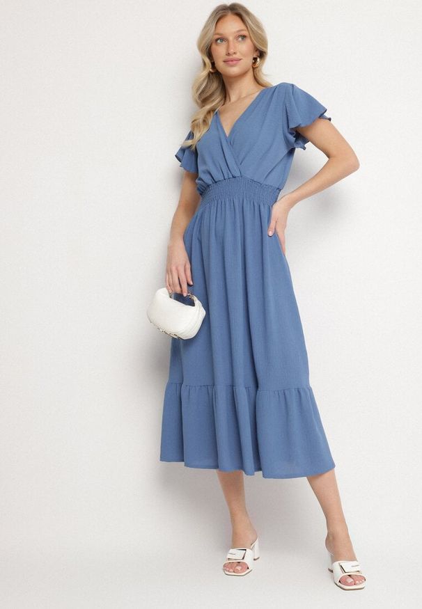 Born2be - Niebieska Sukienka o Rozkloszowanym Kroju z Kopertowym Dekoltem i Gumką w Talii Reiliana. Okazja: na imprezę, na co dzień. Typ kołnierza: dekolt kopertowy. Kolor: niebieski. Typ sukienki: kopertowe. Styl: casual, elegancki