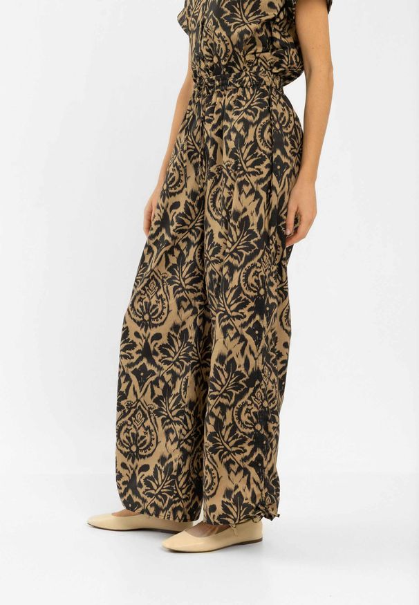 Volcano - Spodnie materiałowe z wzorem R-CAPRI. Stan: standardowy. Kolor: czarny. Materiał: materiał. Sezon: wiosna, lato. Styl: klasyczny, wakacyjny