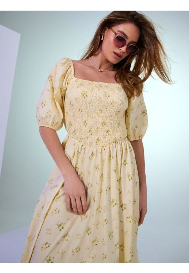 Sinsay - Bawełniana sukienka midi z bufkami w kwiaty - wielobarwny. Materiał: bawełna. Wzór: kwiaty. Długość: midi