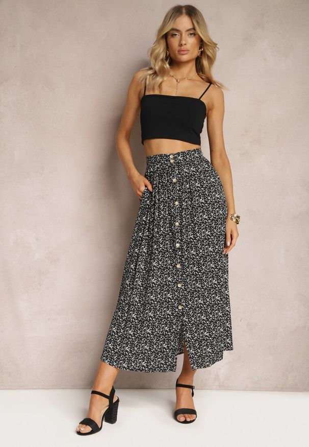 Renee - Czarna Spódnica Maxi z Wiskozy w Kwiatowy Wzór o Rozkloszowanym Fasonie Skules. Kolor: czarny. Materiał: wiskoza. Wzór: kwiaty. Styl: elegancki