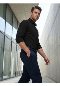 Sinsay - Gładka koszula basic - czarny. Kolor: czarny. Wzór: gładki