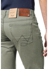 Wrangler - WRANGLER SPODNIE MĘSKIE GREENSBORO DUSTY OLIVE W15QBB65M. Materiał: materiał #4