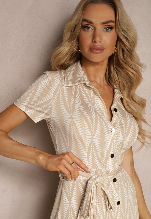 Renee - Beżowa Koszulowa Sukienka z Materiałowym Paskiem i Guzikami z Geometrycznym Printem Usklea. Kolor: beżowy. Materiał: materiał. Wzór: geometria, nadruk. Sezon: lato. Typ sukienki: koszulowe