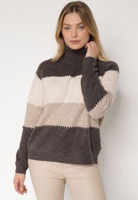 Born2be - Brązowy Golf Oversize w Szerokie Pasy z Domieszką Kaszmiru Nellemia. Okazja: na co dzień. Typ kołnierza: golf. Kolor: brązowy. Materiał: kaszmir. Styl: casual #2