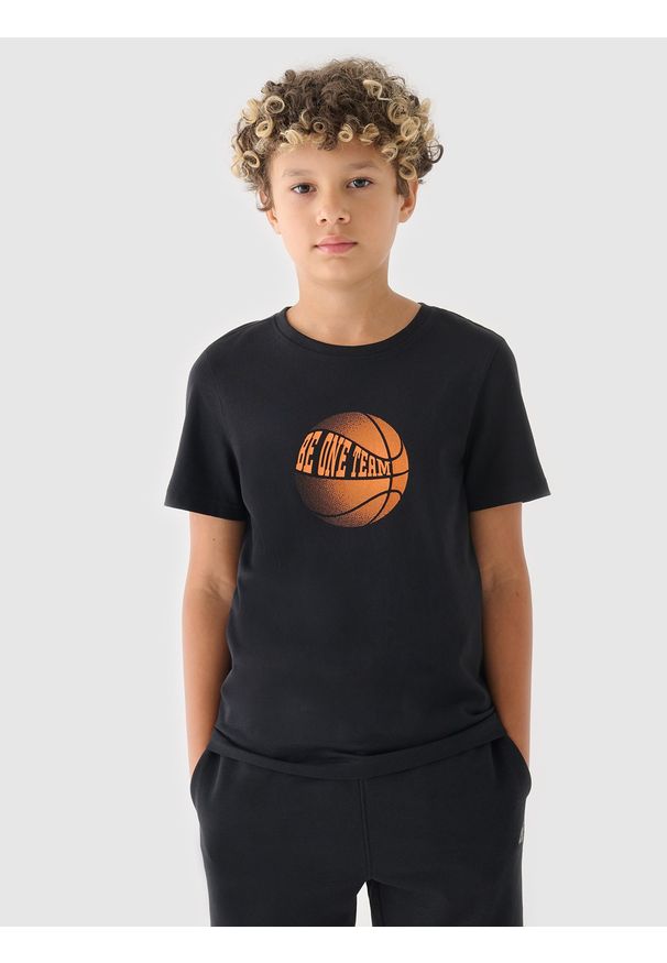 4f - 4F T-shirt z nadrukiem chłopięcy - czarny 152 (11-12 lat). Okazja: na co dzień. Kolor: czarny. Materiał: bawełna, jersey, dzianina. Długość rękawa: krótki rękaw. Długość: krótkie. Wzór: nadruk. Sezon: lato. Styl: sportowy, klasyczny, casual