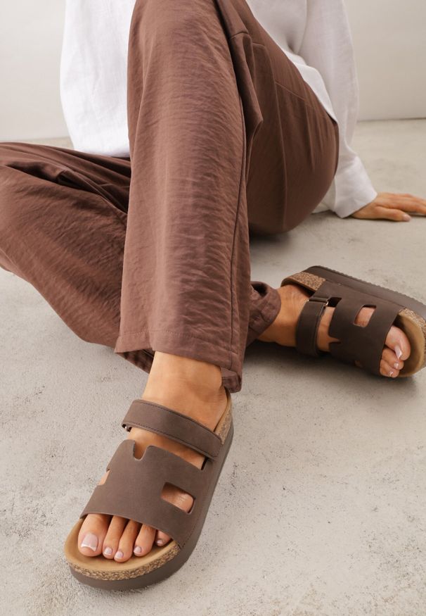 Born2be - Brązowe Casualowe Klapki na Rzep na Platformie Zdobione Imitacją Korka Malimeni. Okazja: na co dzień. Kolor: brązowy. Materiał: jeans, len. Wzór: aplikacja. Sezon: lato. Obcas: na platformie. Styl: casual