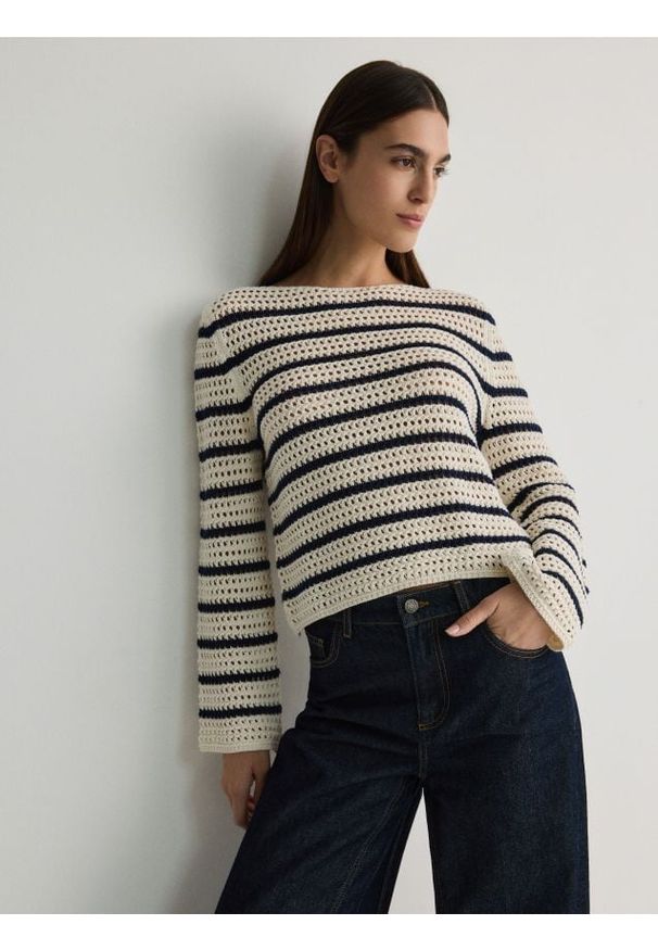 Reserved - Ażurowy sweter w paski - wielobarwny. Materiał: bawełna, dzianina. Wzór: ażurowy, paski
