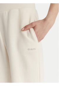 Guess Spodnie dresowe V6RB15 K9V31 Écru Regular Fit. Kolor: kremowy. Materiał: bawełna #2