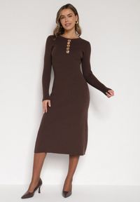Born2be - Brązowa Dopasowana Sukienka z Prążkowanej Dzianiny z Wiskozą z Aplikacjami Tusmana. Kolor: brązowy. Materiał: dzianina, prążkowany, wiskoza. Wzór: aplikacja. Styl: elegancki #1
