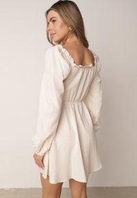 Born2be - Jasnobeżowa Sukienka Hiszpanka Vices z Gorsetową Talią i Bufiastymi Rękawami Resana. Okazja: na co dzień. Typ kołnierza: dekolt gorset, dekolt hiszpanka. Kolor: beżowy. Materiał: bawełna. Typ sukienki: gorsetowe. Styl: casual #6