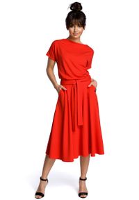 MOE - Czerwona Midi Sukienka z Szerokim Dołem. Kolor: czerwony. Materiał: poliester, bawełna, wiskoza. Długość: midi