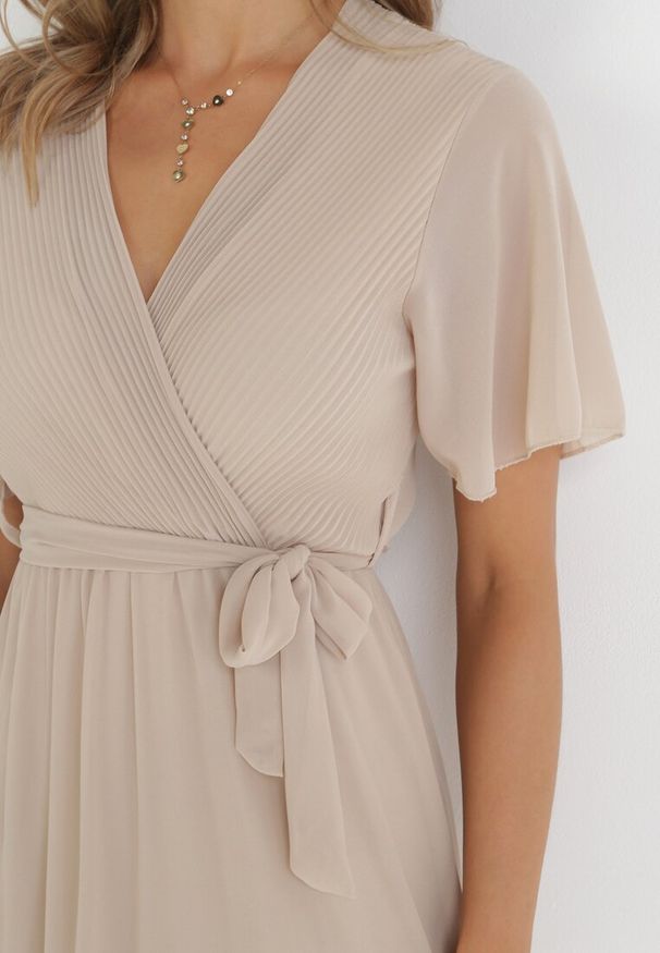 Born2be - Beżowa Kopertowa Sukienka z Gumką w Pasie i Plisowaną Górą Davitri. Kolor: beżowy. Materiał: materiał. Długość rękawa: krótki rękaw. Typ sukienki: kopertowe. Długość: maxi