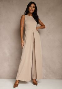 Renee - Beżowy Taliowany Kombinezon Ozdobiony Zakładkami Berinola. Okazja: na imprezę. Kolor: beżowy. Wzór: aplikacja. Styl: wizytowy, elegancki #5