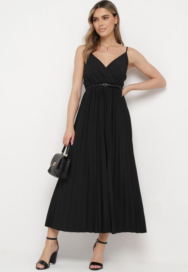 Born2be - Czarna Rozkloszowana Sukienka Długa z Kopertowym Dekoltem na Ramiączkach Asmerria. Kolor: czarny. Długość rękawa: na ramiączkach. Typ sukienki: kopertowe. Styl: elegancki. Długość: maxi