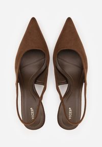 Born2be - Ciemnobrązowe Czółenka z Odkrytą Piętą VICES na Obcasie Kaczuszka Anatema. Okazja: na co dzień. Kolor: brązowy. Materiał: zamsz, jeans. Obcas: na obcasie. Styl: casual, elegancki. Wysokość obcasa: średni #7