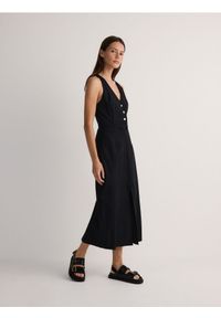 Reserved - Sukienka midi - czarny. Kolor: czarny. Materiał: tkanina, len, wiskoza. Typ sukienki: proste. Długość: midi #1