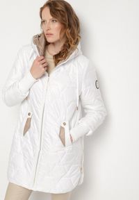 Born2be - Biała Pikowana Kurtka z Kapturem i Wsuwanymi Kieszeniami Emmivre. Typ kołnierza: kaptur. Kolor: biały. Materiał: jeans. Styl: klasyczny, sportowy #7
