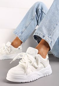 Renee - Białe Sneakersy na Niskiej Platformie z Grubymi Sznurówkami Nerisses. Kolor: biały. Obcas: na platformie