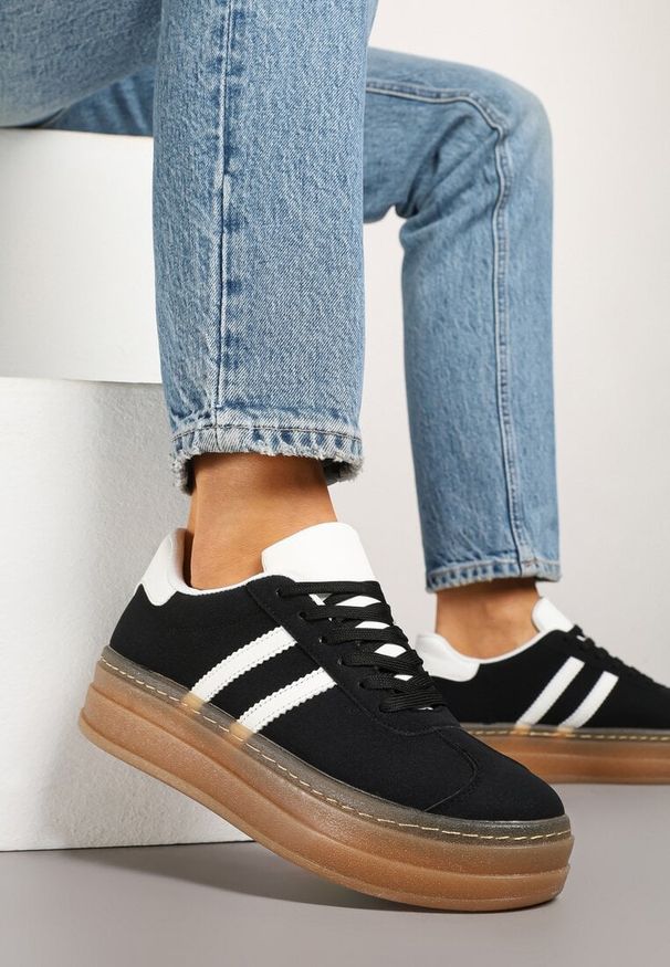 Renee - Czarne Sneakersy na Tłoczonej Platformie Ozdobione Paskami Felainora. Okazja: na spacer, na co dzień. Zapięcie: pasek. Kolor: czarny. Wzór: aplikacja. Obcas: na platformie. Sport: turystyka piesza