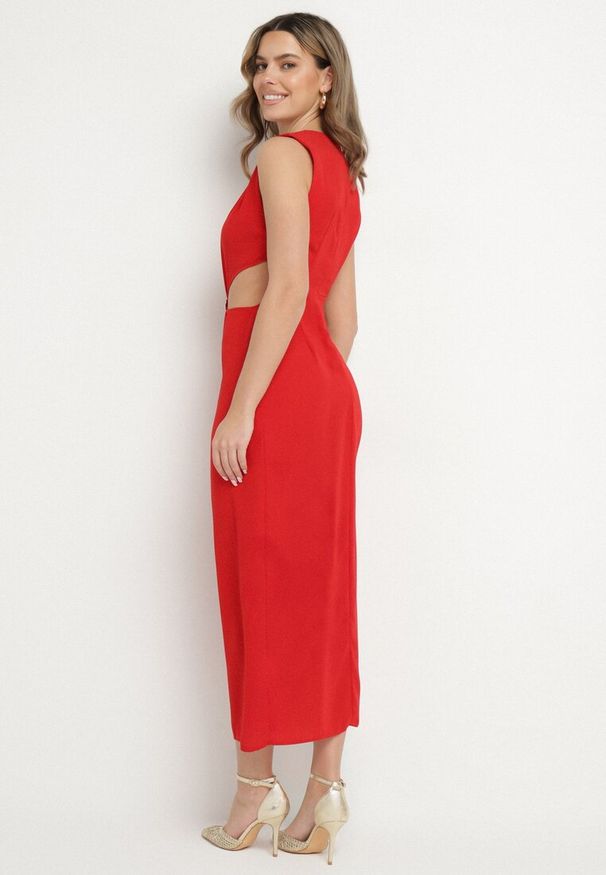 Born2be - Czerwona Sukienka Rozkloszowana z Wycięciami w Talii z Metaliczną Ozdobą Galetia. Kolor: czerwony. Wzór: aplikacja. Styl: klasyczny, elegancki