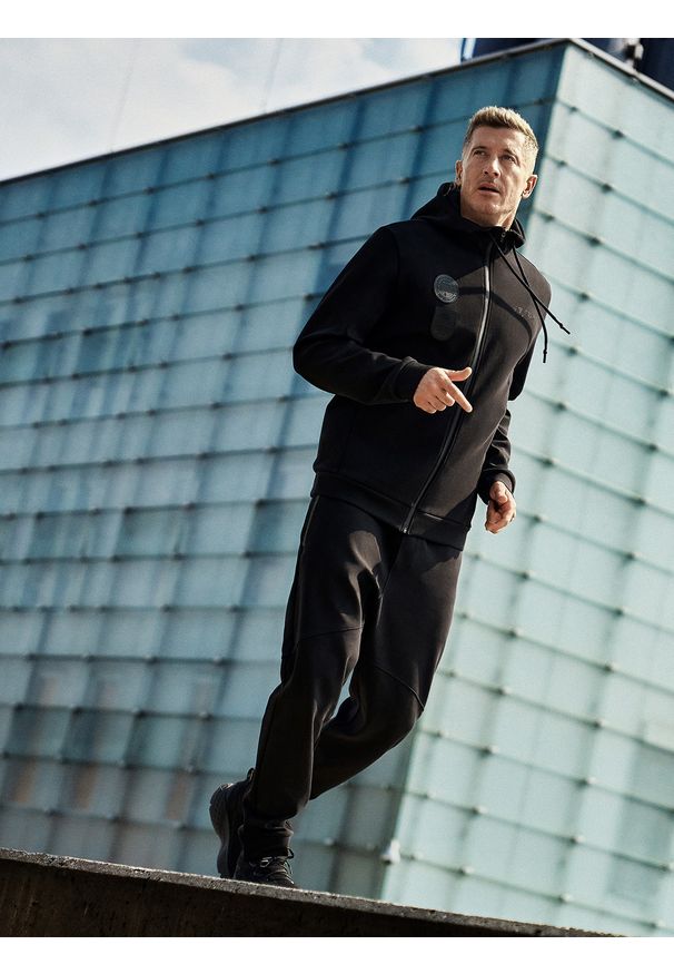 4f - 4F Bluza dresowa regular z kapturem męska 4F x Robert Lewandowski - czarna XL. Okazja: na co dzień. Typ kołnierza: kaptur. Kolor: czarny. Materiał: dresówka. Wzór: aplikacja, nadruk. Styl: casual, sportowy