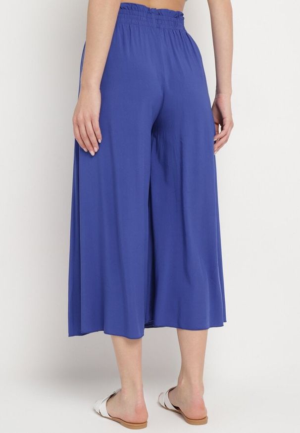 Born2be - Granatowe Spodnie Palazzo z Wiskozy z Gumką w Pasie Ozdobione Guzikami z Nogawkami 3/4 Efilis. Okazja: na co dzień. Kolor: niebieski. Materiał: wiskoza. Wzór: aplikacja. Styl: elegancki, casual