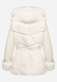 Born2be - Beżowa Futrzana Kurtka z Kapturem Wiązanym Paskiem i Rękawami z Imitacji Skóry z Klamrami Mesirya. Okazja: na co dzień. Typ kołnierza: kaptur. Kolor: beżowy. Materiał: skóra, futro. Wzór: aplikacja. Styl: casual, elegancki #5