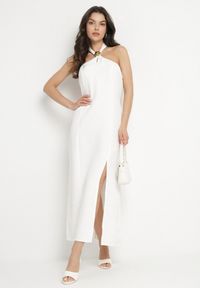 Born2be - Biała Sukienka z Wiskozą z Odkrytymi Plecami i Wiązaniem Zdobiona Broszką Nalorise. Kolor: biały. Materiał: wiskoza. Wzór: aplikacja. Styl: elegancki, klasyczny #2