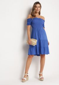 Born2be - Niebieska Bawełniana Sukienka z Hiszpańskim Dekoltem z Szerokimi Falbanami na Dole Bliria. Okazja: na spacer, na co dzień. Typ kołnierza: dekolt hiszpanka. Kolor: niebieski. Materiał: bawełna. Sezon: lato. Typ sukienki: rozkloszowane. Styl: casual, wakacyjny, elegancki #2