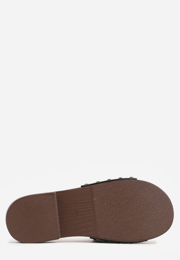 Renee - Czarne Klapki Ozdobione po Bokach Nitami Neameronei. Okazja: na co dzień. Kolor: czarny. Materiał: jeans, skóra. Wzór: aplikacja. Styl: casual