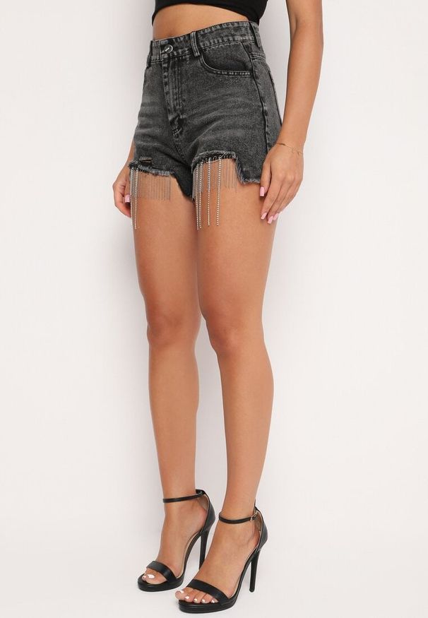 Born2be - Czarne Bawełniane Szorty Jeansowe z Wysokim Stanem i Cyrkoniami Noemelba. Okazja: na co dzień. Stan: podwyższony. Kolor: czarny. Materiał: jeans, bawełna. Wzór: aplikacja. Styl: klasyczny, casual