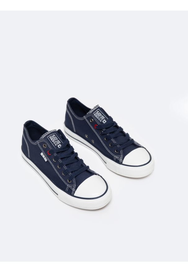Big-Star - Trampki męskie niskie granatowe JJ174606 403. Okazja: na imprezę, do pracy, na uczelnię. Kolor: niebieski. Materiał: jeans, len, materiał. Styl: klasyczny