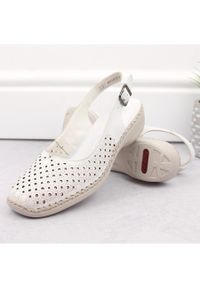 Skórzane komfortowe sandały damskie pełne ażurowe białe Rieker 41350-80. Kolor: biały. Materiał: skóra. Wzór: ażurowy #2