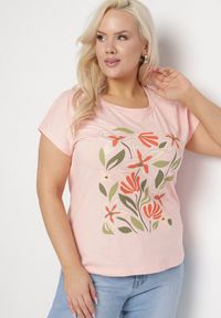 Born2be - Różowy Bawełniany T-shirt z Nadrukiem z Kwiatami Setalisa. Okazja: na co dzień. Kolekcja: plus size. Kolor: różowy. Materiał: bawełna. Wzór: kwiaty, nadruk. Styl: klasyczny, casual, elegancki #6