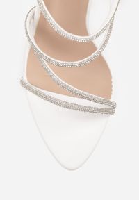 Renee - Białe Cyrkoniowe Sandały na Szpilce w Koktajlowym Stylu Coramere. Kolor: biały. Materiał: satyna. Obcas: na szpilce. Styl: wizytowy #3