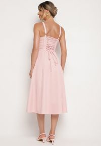 Born2be - Różowa Rozkloszowana Gorsetowa Sukienka Vices Ozdobiona Wiązaniem Ralethea. Typ kołnierza: dekolt gorset. Kolor: różowy. Długość rękawa: na ramiączkach. Wzór: aplikacja. Typ sukienki: gorsetowe. Styl: elegancki #5