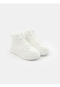Sinsay - Sneakersy zimowe z futerkiem - biały. Kolor: biały. Materiał: futro. Sezon: zima