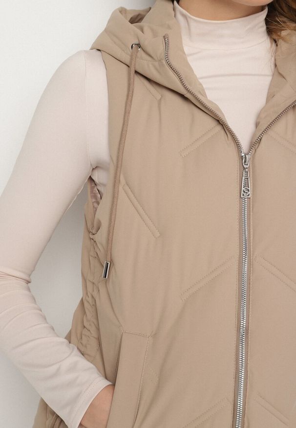 Born2be - Beżowa Casualowa Kamizelka z Kapturem i Pikowanymi Przeszyciami Caletta. Okazja: na co dzień. Typ kołnierza: kaptur. Kolor: beżowy. Materiał: jeans. Styl: casual