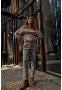 MOODO - Spodnie w kratę szare. Kolor: szary. Materiał: poliamid, poliester, elastan, wiskoza #1