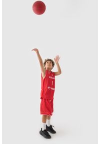 4F JUNIOR - Koszulka reprezentacyjna dziecięca 4F x PZKOSZ 2024 - SOCHAN - czerwona. Kolor: wielokolorowy. Materiał: dzianina, syntetyk, materiał, włókno. Długość rękawa: na ramiączkach. Wzór: gładki, nadruk, ze splotem. Sport: fitness, koszykówka