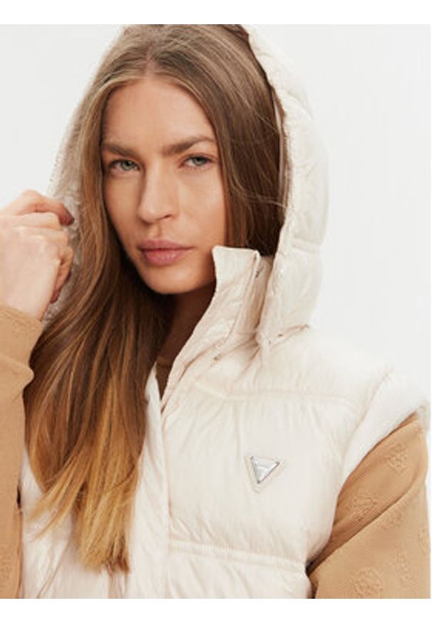 Guess Bezrękawnik W5YL11 WHDO2 Écru Regular Fit. Materiał: syntetyk. Długość rękawa: bez rękawów