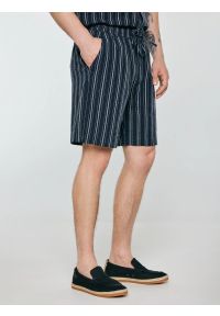 Big-Star - Szorty męskie z domieszką lnu granatowe Gofrisz 403. Okazja: na co dzień, na spacer. Kolor: niebieski. Materiał: len. Wzór: prążki. Sezon: lato. Styl: elegancki, klasyczny, wakacyjny, casual #4