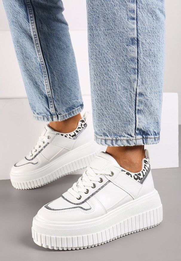 Born2be - Białe Sneakersy na Grubej Tłoczonej Podeszwie z Panterką Iverina. Nosek buta: okrągły. Zapięcie: sznurówki. Kolor: biały. Materiał: materiał. Wzór: motyw zwierzęcy. Obcas: na obcasie. Wysokość obcasa: średni