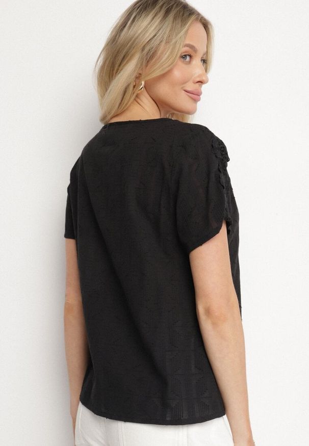 Born2be - Czarna Bawełniana Bluzka z Koronkowymi Wstawkami Amoette. Okazja: na co dzień, na spacer. Kolor: czarny. Materiał: bawełna, koronka. Wzór: aplikacja, koronka. Styl: casual, elegancki, klasyczny