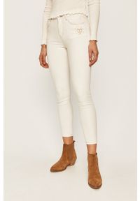 Desigual - Jeansy KASANDRA. Kolor: biały. Materiał: jeans. Wzór: gładki, haft #1