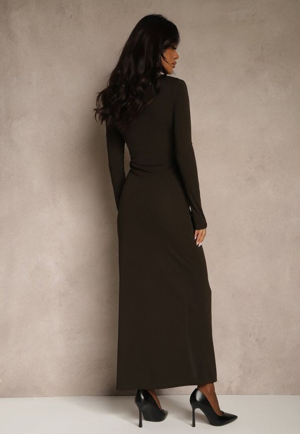 Renee - Brązowa Elegancka Sukienka Zdobiona Marszczeniem i Metaliczną Aplikacją Raselia. Okazja: na imprezę. Kolor: brązowy. Materiał: skóra. Długość rękawa: długi rękaw. Wzór: aplikacja. Styl: elegancki