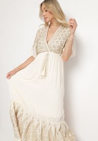 Born2be - Jasnobeżowa Wiskozowa Sukienka z Kopertowym Dekoltem i Haftem z Metaliczną Nicią Emhiris. Okazja: na co dzień. Kolor: beżowy. Materiał: wiskoza. Długość rękawa: krótki rękaw. Wzór: haft. Typ sukienki: kopertowe. Styl: casual, klasyczny #6